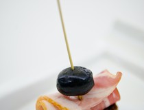 Канапе с беконом и оливкой на черном тосте